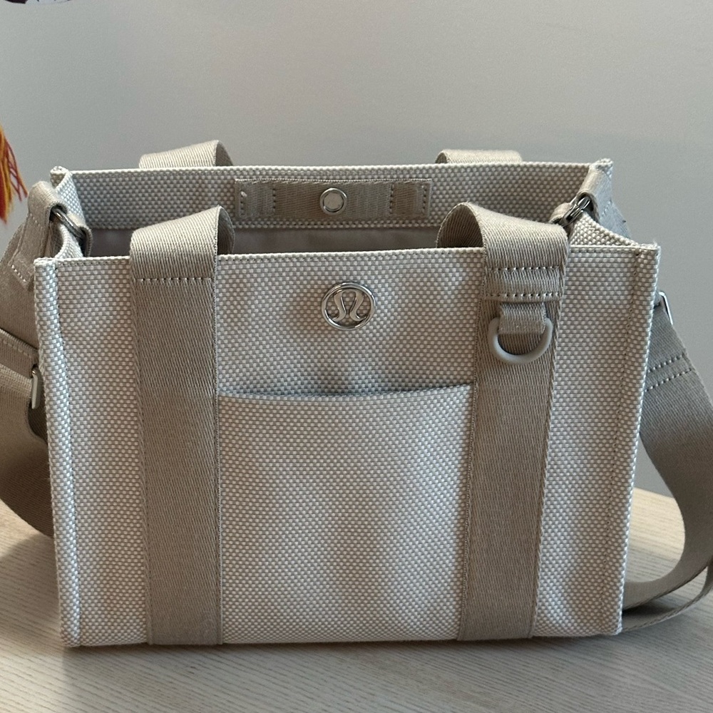 Two-Tone Canvas Mini Tote Bag 4.5L
Tan/Light Ivory

Used bag less a month
